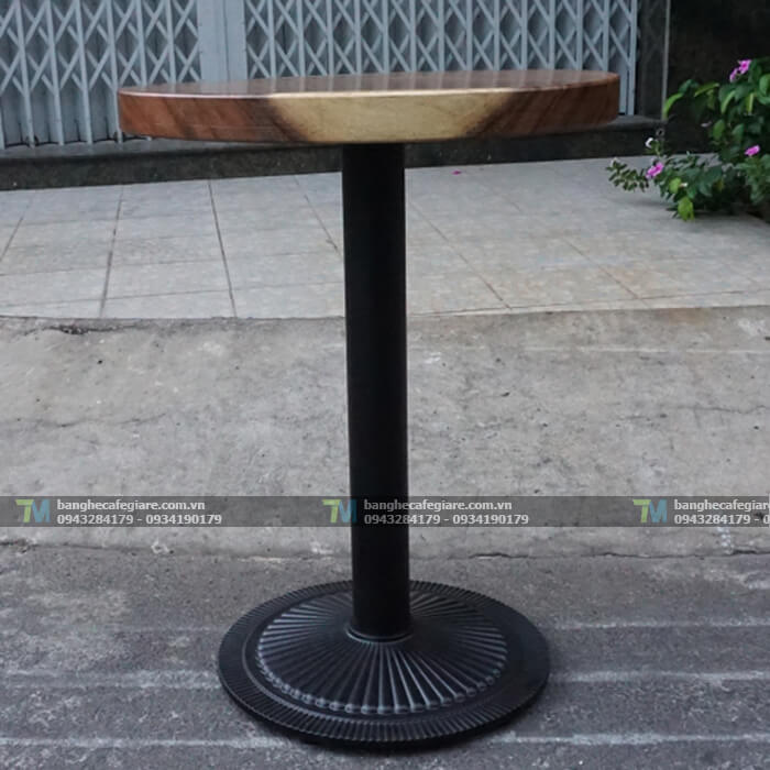 ban-cafe-chan-gan-mat-go-tu-nhien