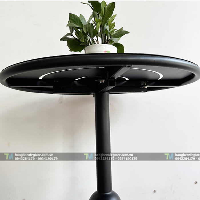 ban-ghe-cafe-sat-san-vuon