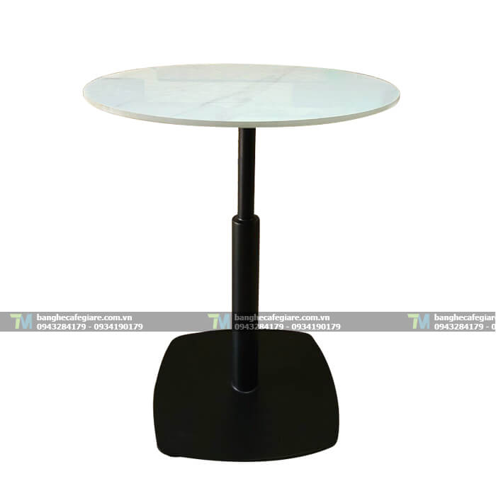 ban-cafe-sat-ngoai-troi