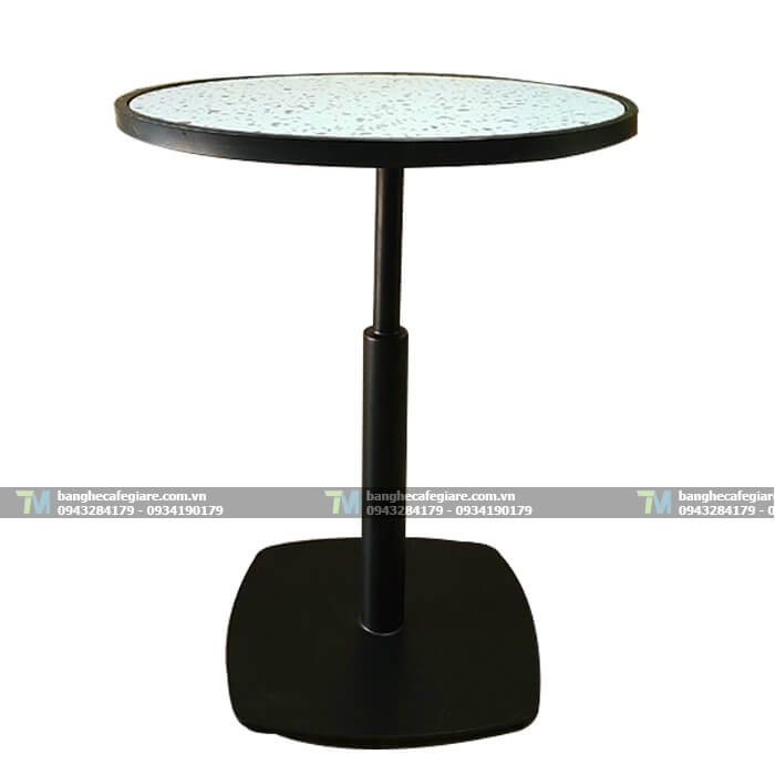 ban-cafe-sat-ngoai-troi