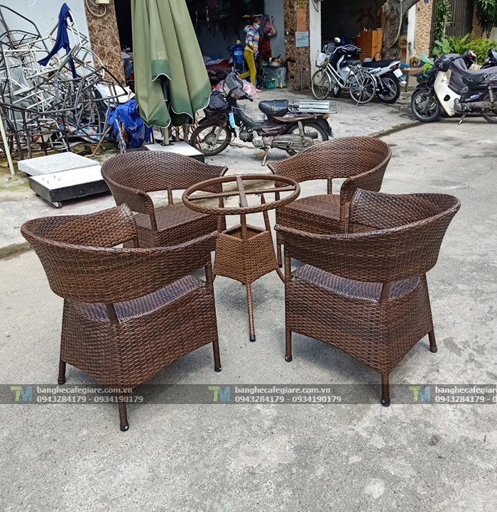 ban-ghe-cafe-san-vuon