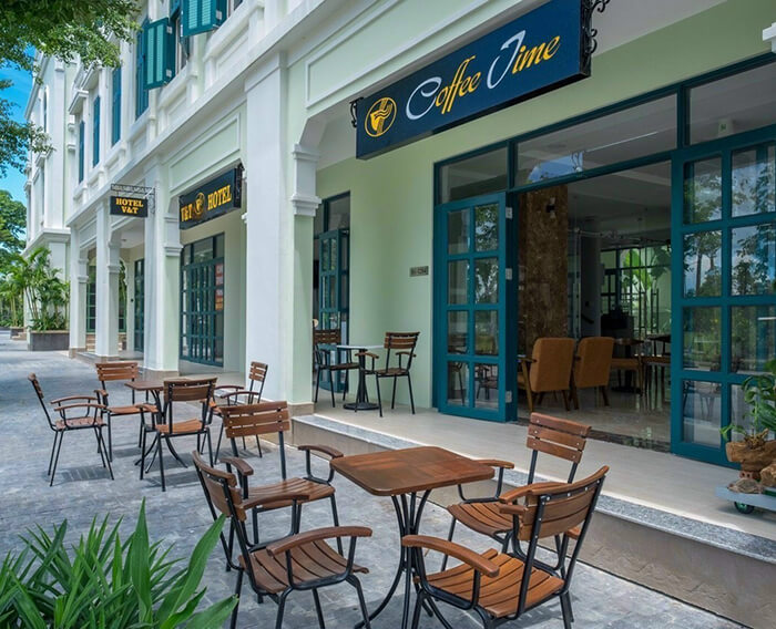 ban-ghe-cafe-san-vuon-dep