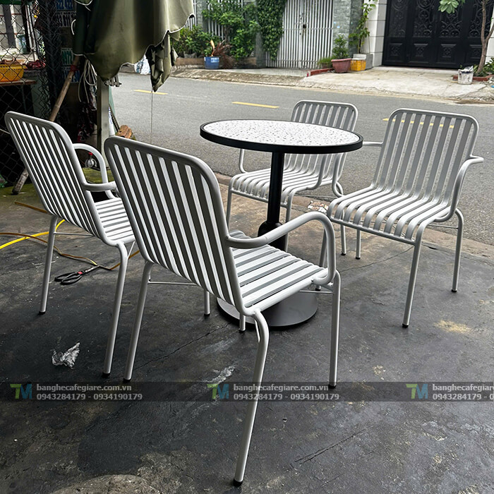 ban-ghe-cafe-ngoai-troi-dep