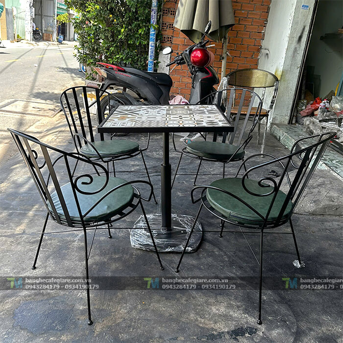 ban-ghe-cafe-ngoai-troi