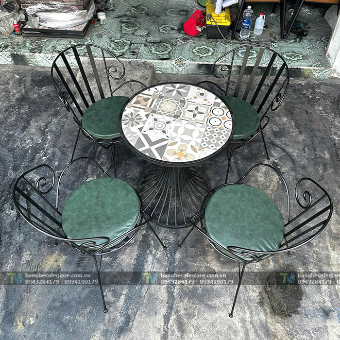 ban-ghe-cafe-ngoai-troi