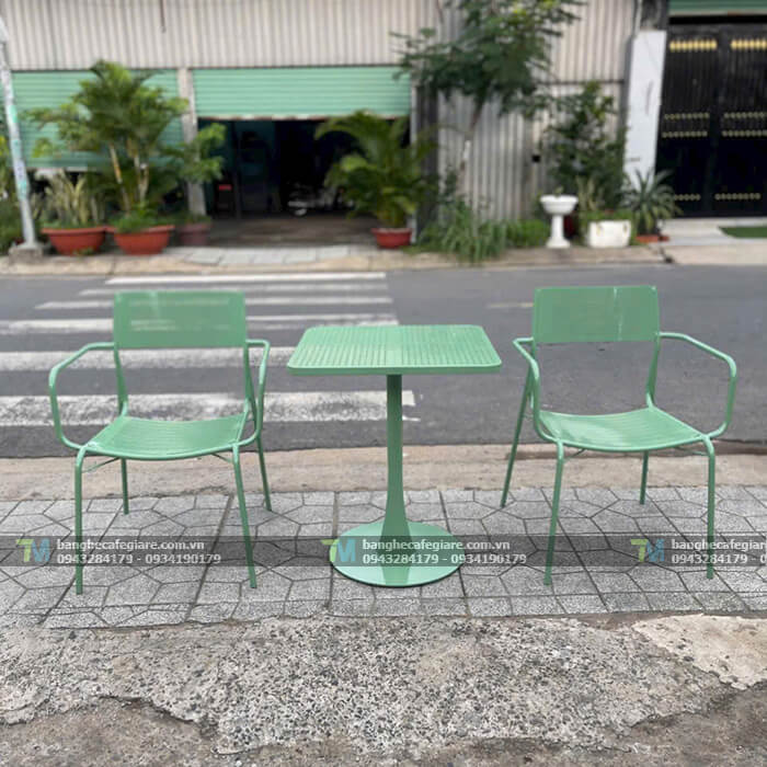 ban-ghe-cafe-ngoai-troi-dep