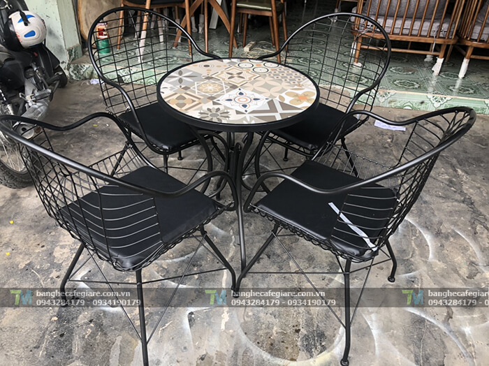 ban-ghe-cafe-ngoai-troi