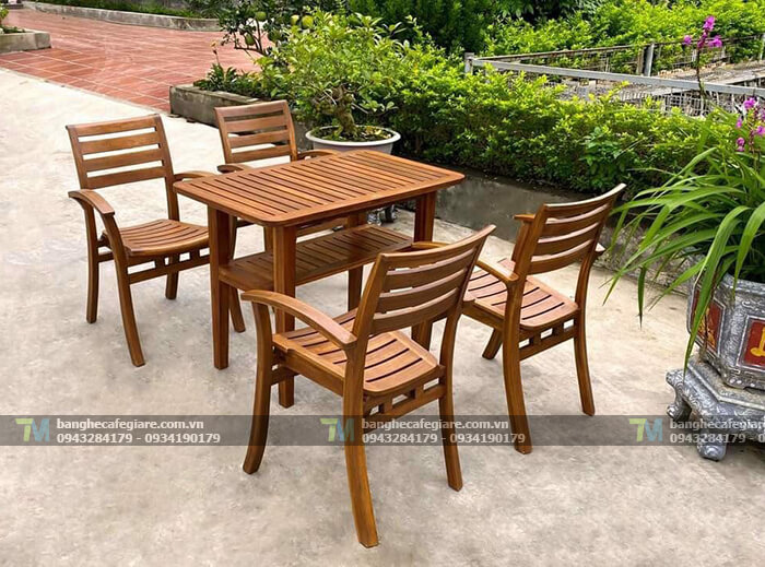 ban-ghe-cafe-go-ngoai-troi