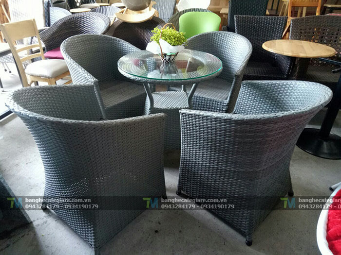 ban-ghe-cafe-san-vuon
