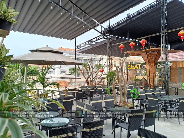 ban-ghe-cafe-san-vuon