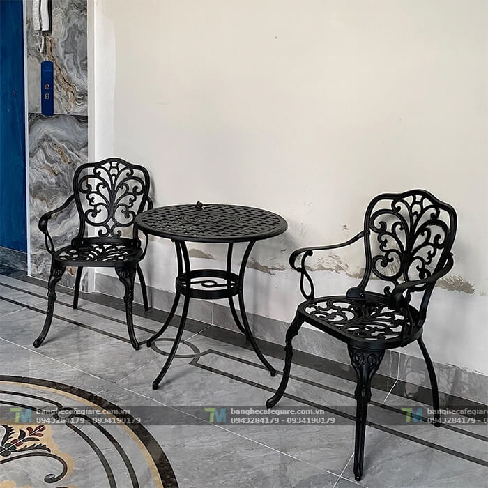 ban-ghe-cafe-trang-tri-san-vuon-nhom-duc