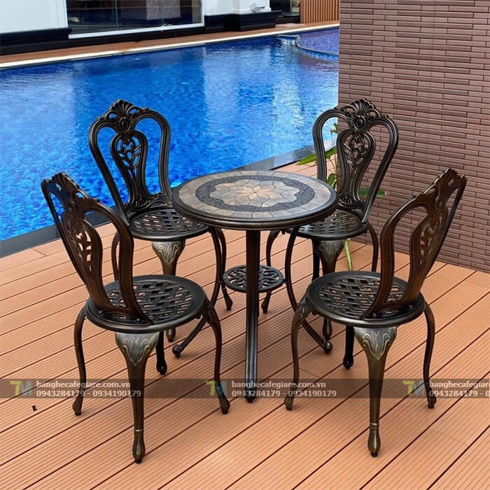 ban-ghe-cafe-trang-tri-san-vuon-nhom-duc