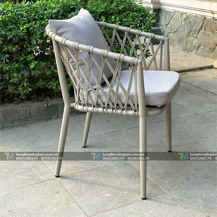 ban-ghe-cafe-ngoai-troi