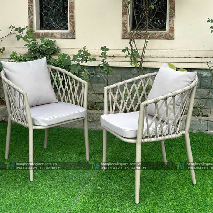 ban-ghe-cafe-san-vuon-khung-nhom