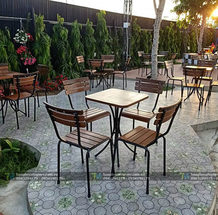 ban-ghe-cafe-ngoai-troi-dep