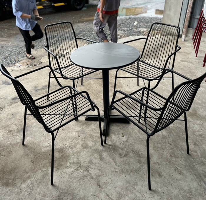 ban-ghe-cafe-sat-ngoai-troi