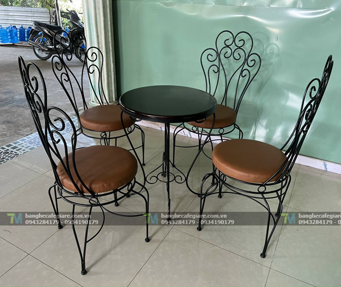 ban-ghe-cafe-ngoai-troi