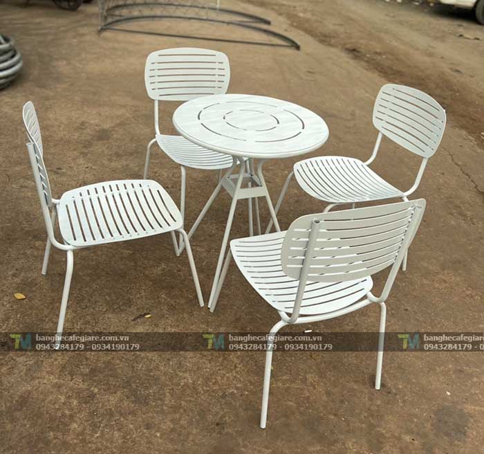 ban-ghe-cafe-ngoai-troi