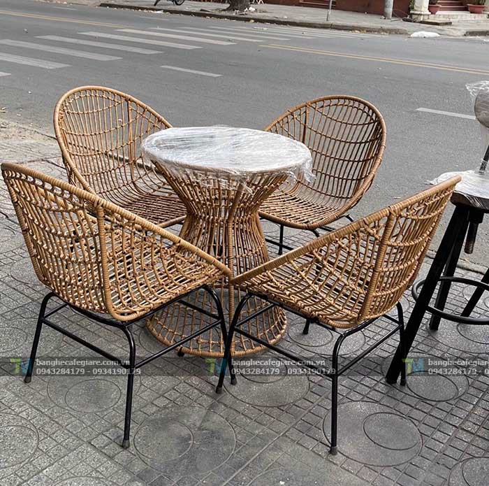 ban-ghe-cafe-may-nhua