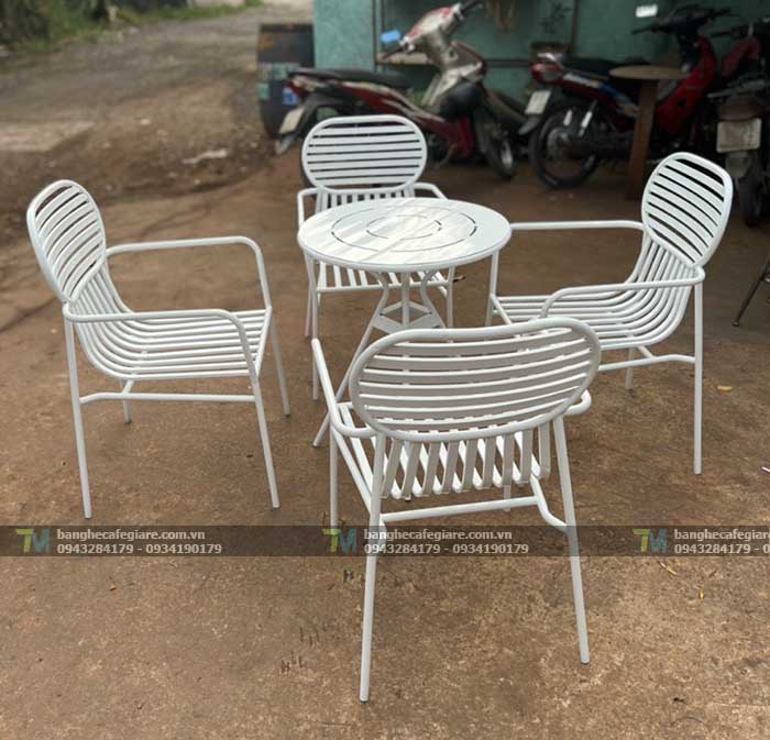 ban-ghe-cafe-ngoai-troi