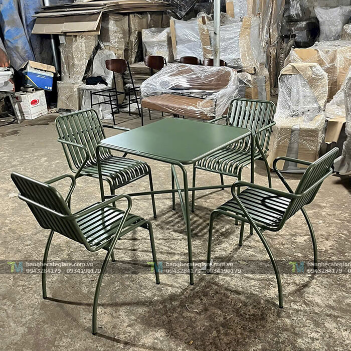 ban-ghe-cafe-sat-ngoai-troi