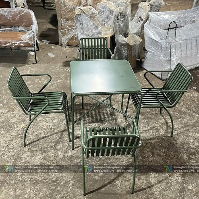 ban-ghe-cafe-ngoai-troi-dep