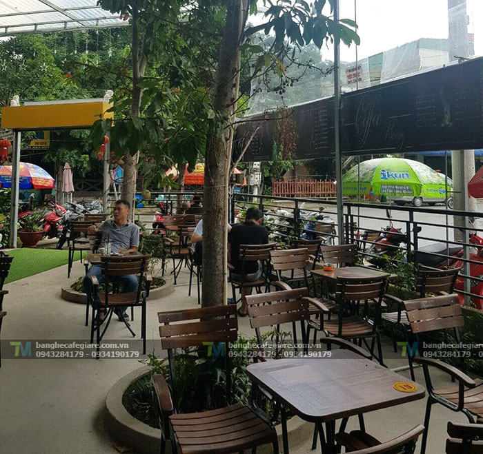ban-ghe-cafe-ngoai-troi-dep