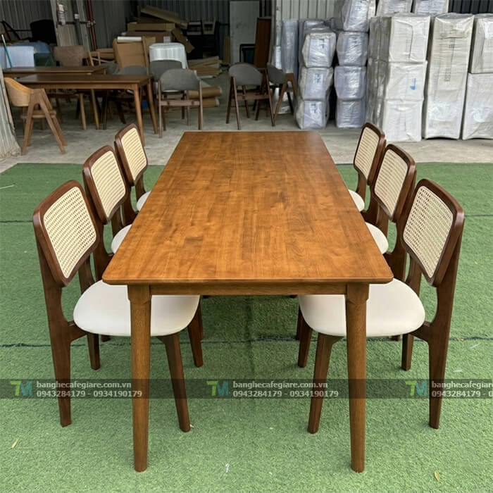 ban-ghe-nha-hang-go-tua-dan-may