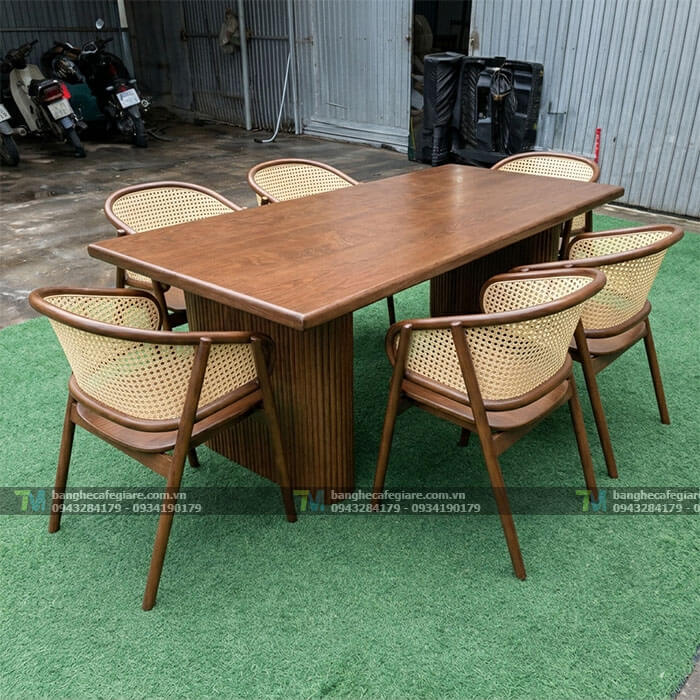 ban-ghe-go-nha-hang-tua-may-cao-cap