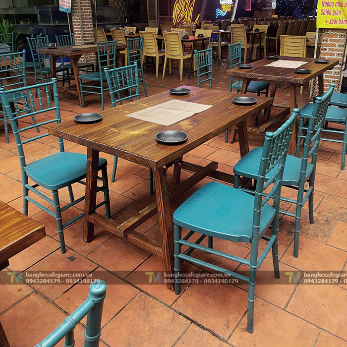 ban-ghe-nha-hang-quan-nhau-go-thong