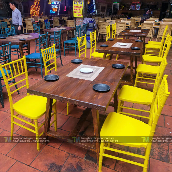 ban-ghe-nha-hang-quan-nhau-go-thong