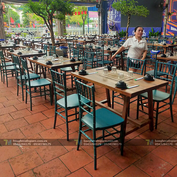 ban-ghe-nha-hang-quan-nhau-vintage