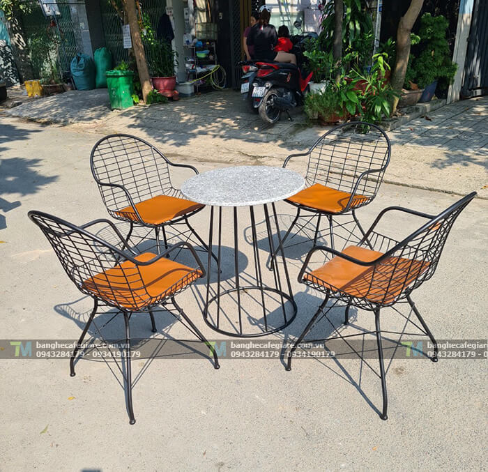 ban-ghe-cafe-ngoai-troi-dep