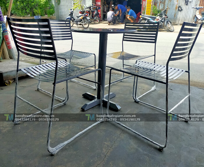 ban-ghe-cafe-ngoai-troi-dep