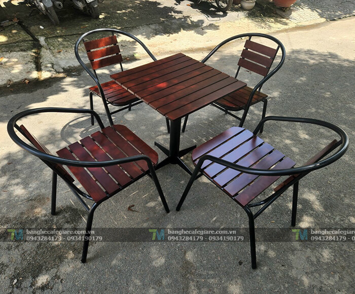 ban-ghe-cafe-ngoai-troi-dep