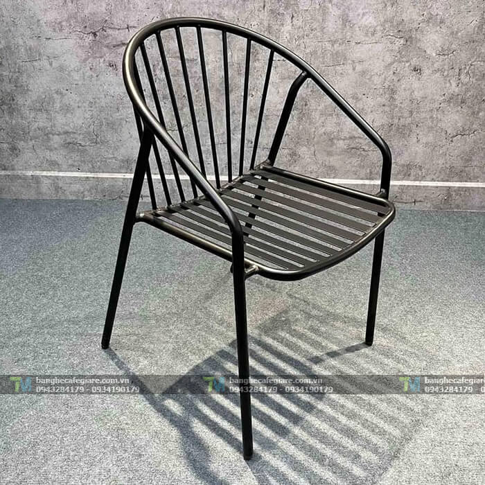 ban-ghe-cafe-sat-san-vuon