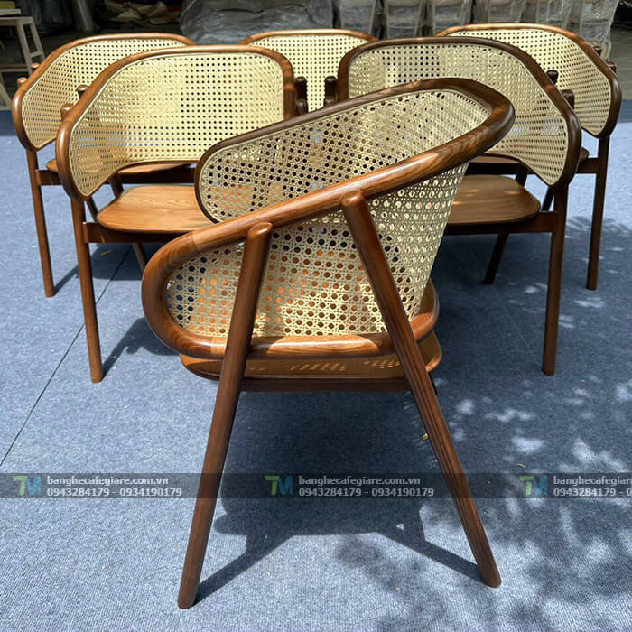 ban-ghe-go-nha-hang-cao-cap