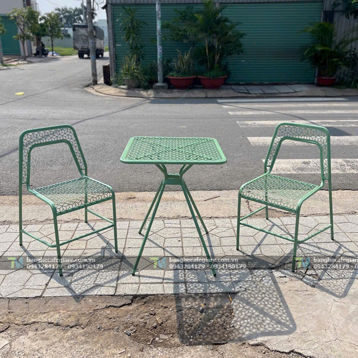 ban-ghe-cafe-san-vuon-dep